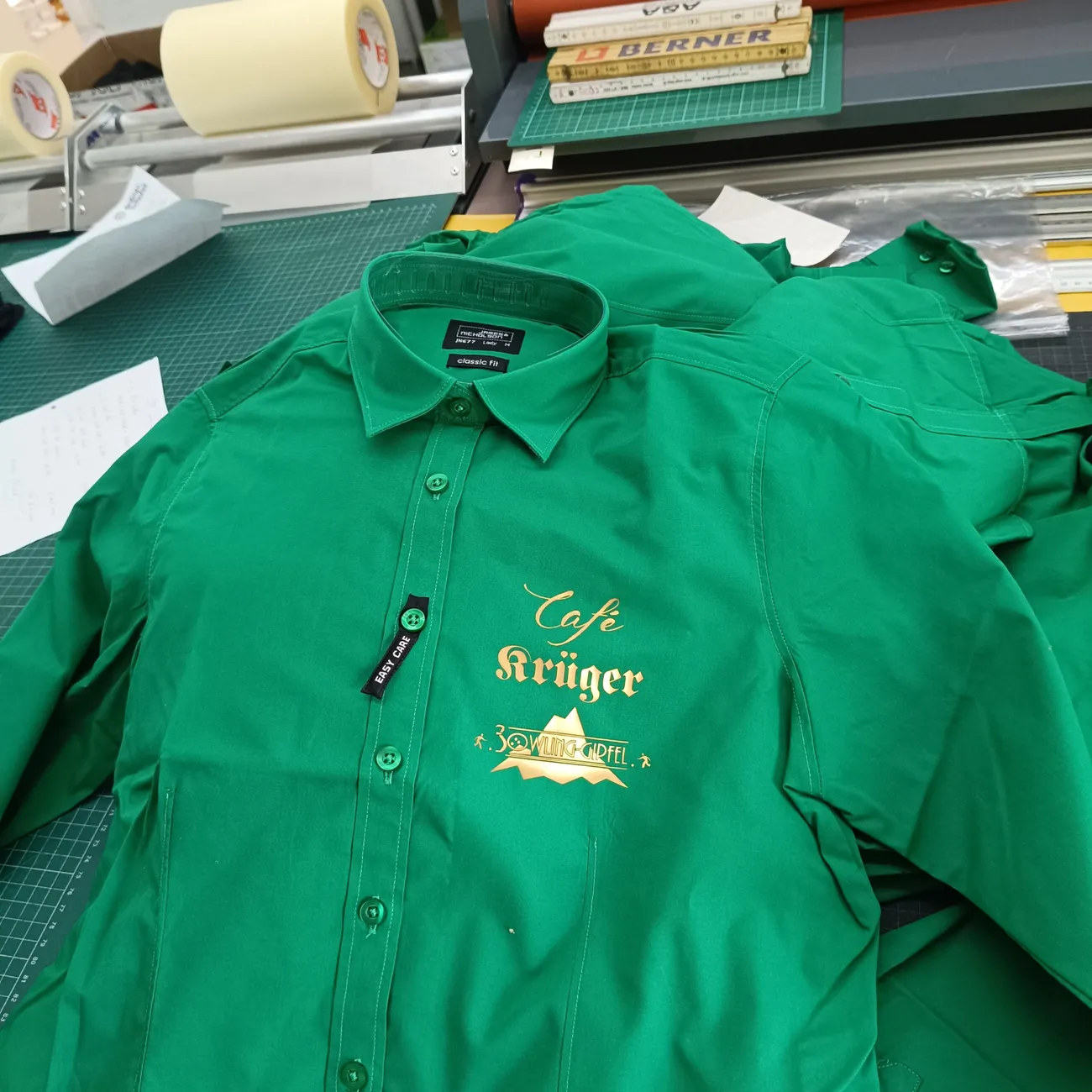 Bedrucktes grünes Café-Krüger-Hemd in der Produktion